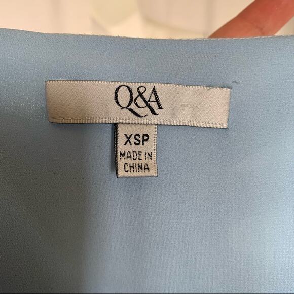 Q & A XSP v Neck sleeveless blouse blue ruffle - Picture 5 of 6